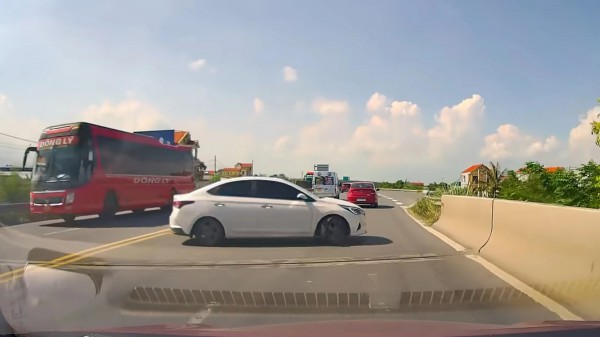 Lỗi quay đầu xe sai quy định có thể bị phạt 40 triệu đồng Lỗi quay đầu xe sai quy định có thể bị phạt 40 triệu đồng