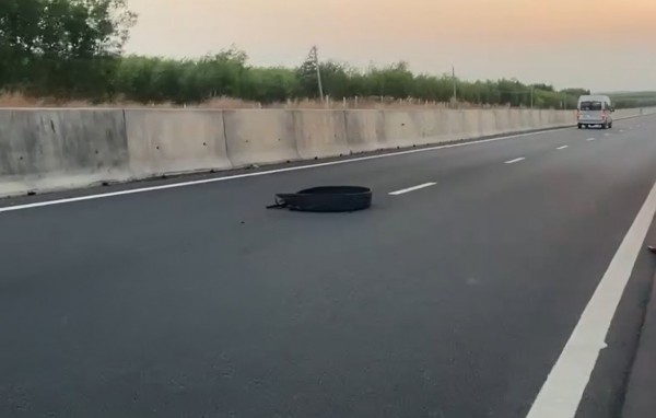 Lốp xe vương vãi trên cao tốc, tiềm ẩn nguy cơ gây tai nạn