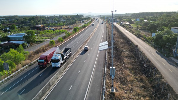 Lướt điện thoại vài giây trên cao tốc, tài xế bị phạt tới 6 triệu đồng