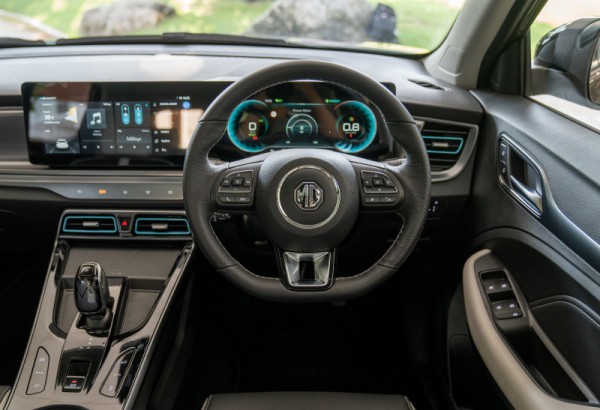 MG VS HEV chạy xăng và điện, đối thủ mới của Toyota Corolla Cross