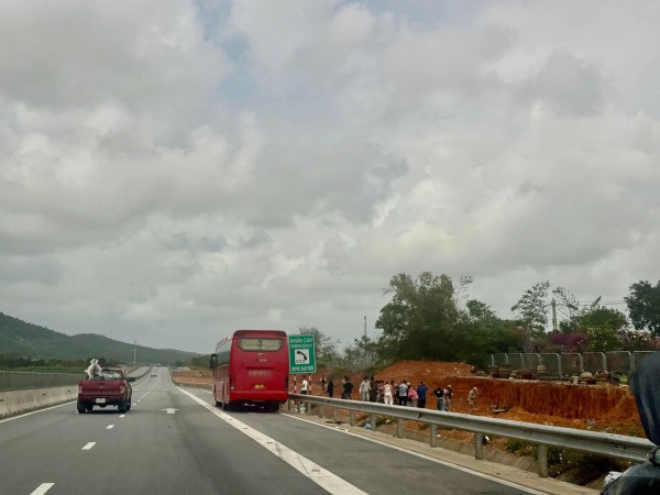 Mạo hiểm dừng xe 'check-in' trên cao tốc: Cái giá phải trả nặng cỡ nào?