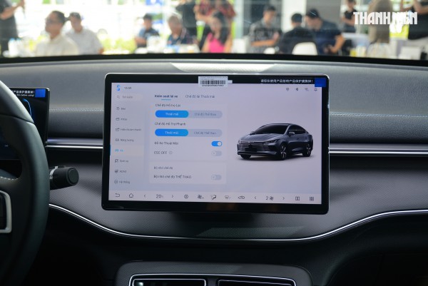 Mặt trái của màn hình cảm ứng tích hợp nhiều chức năng trên ô tô hiện đại