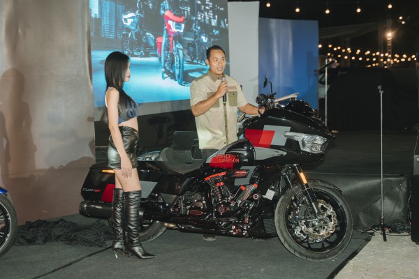 Mô tô Harley-Davidson CVO Road Glide ST giá gần 2,42 tỉ, đắt gấp đôi Honda Gold Wing Mô tô Harley-Davidson CVO Road Glide ST giá gần 2,42 tỉ, đắt gấp đôi Honda Gold Wing