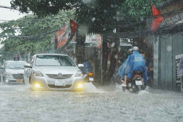 Mưa lớn tại miền Bắc, cẩn trọng khi lái xe qua vùng ngập nước