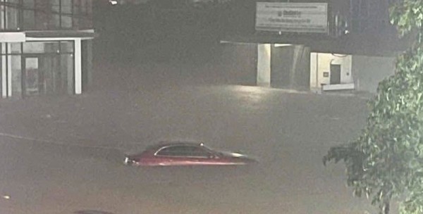 Mùa mưa đã đến, nỗi kinh hoàng khi ô tô bị ngập nước Mùa mưa đã đến, nỗi kinh hoàng khi ô tô bị ngập nước