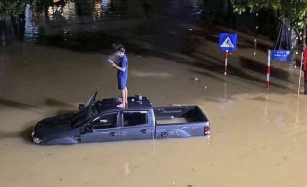 Mùa mưa đã đến, nỗi kinh hoàng khi ô tô bị ngập nước Mùa mưa đã đến, nỗi kinh hoàng khi ô tô bị ngập nước