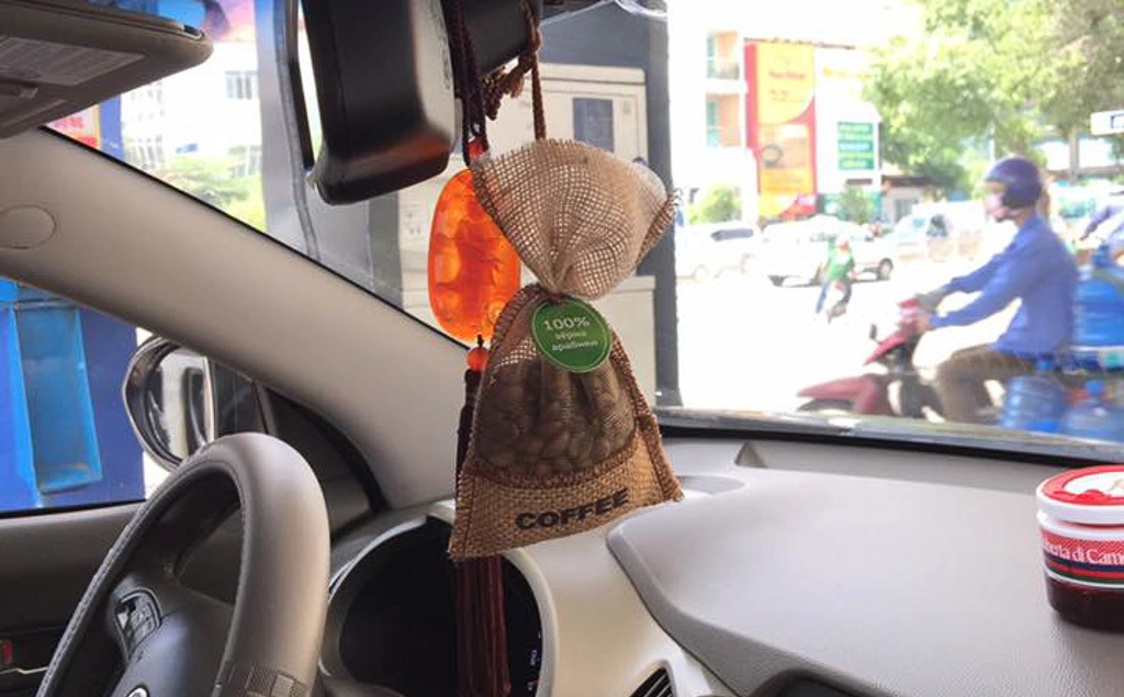 Mùi trên ô tô mới xuất phát từ đâu, có gây hại cho người ngồi trên xe? Mùi trên ô tô mới xuất phát từ đâu, có gây hại cho người ngồi trên xe?