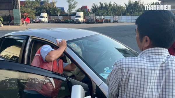 Ngày đầu áp dụng quy định đăng kiểm mới: Tắc nghẽn, chờ đợi do… lỗi phần mềm Ngày đầu áp dụng quy định đăng kiểm mới: Tắc nghẽn, chờ đợi do… lỗi phần mềm