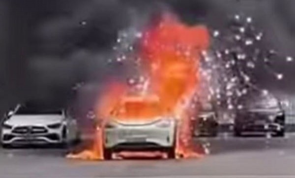 Ngồi trong ô tô điện Trung Quốc, nơm nớp nỗi lo cháy nổ Ngồi trong ô tô điện Trung Quốc, nơm nớp nỗi lo cháy nổ