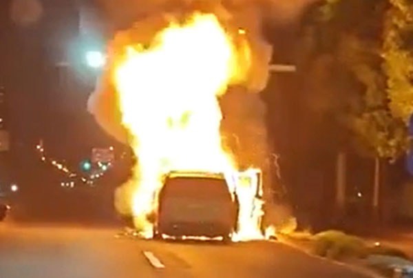 Ngồi trong ô tô điện Trung Quốc, nơm nớp nỗi lo cháy nổ Ngồi trong ô tô điện Trung Quốc, nơm nớp nỗi lo cháy nổ