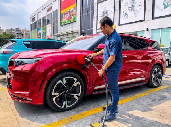 Ngồi trong xe điện có nên bật điều hòa chờ sạc pin? Ngồi trong xe điện có nên bật điều hòa chờ sạc pin?