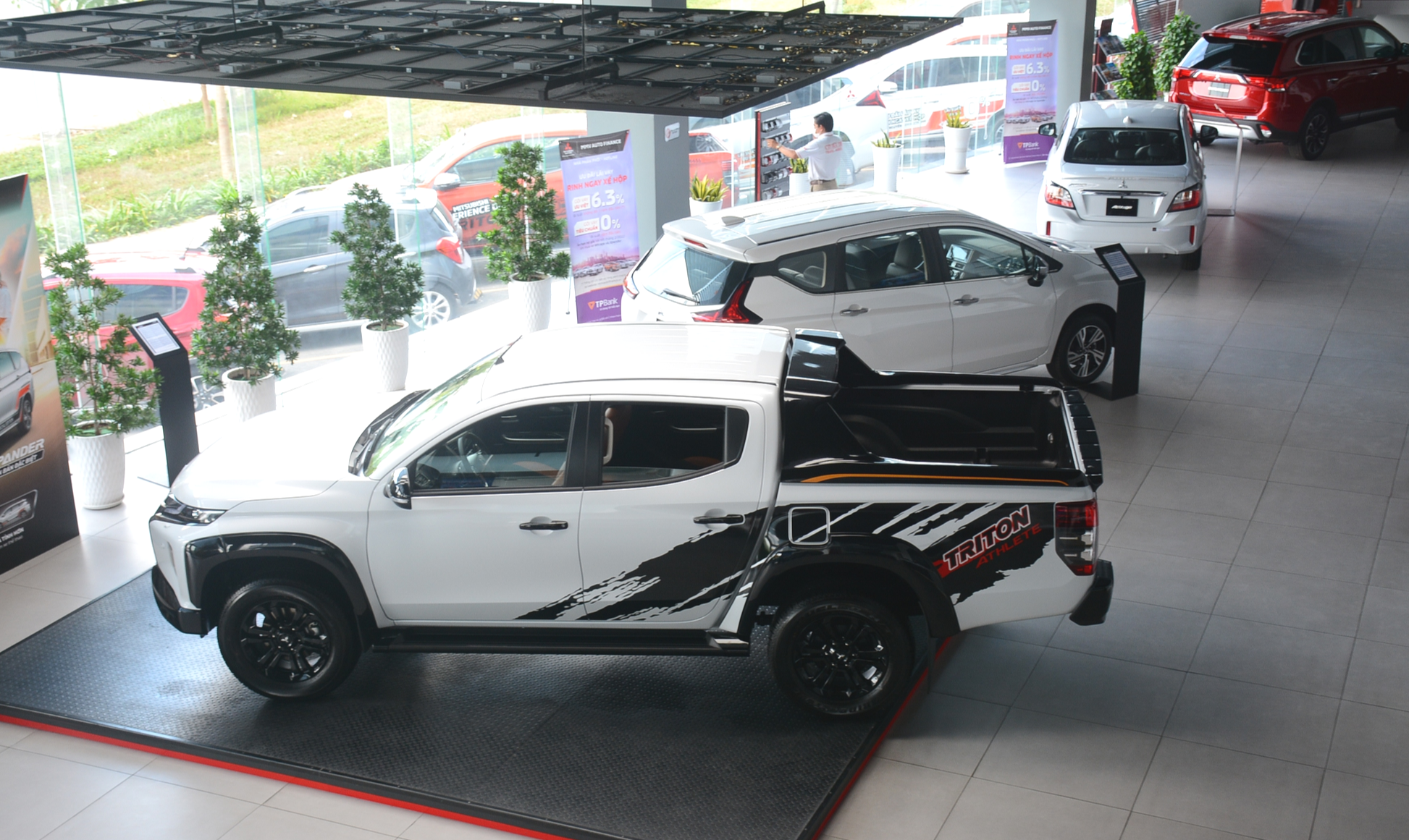 Người Việt tăng mua xe nhập khẩu dù ô tô ‘nội’ được giảm lệ phí trước bạ Người Việt tăng mua xe nhập khẩu dù ô tô ‘nội’ được giảm lệ phí trước bạ