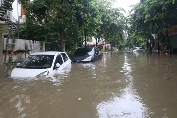 Người dân khu vực bị ảnh hưởng bão số 10, tìm mọi cách bảo vệ ô tô Người dân khu vực bị ảnh hưởng bão số 10, tìm mọi cách bảo vệ ô tô