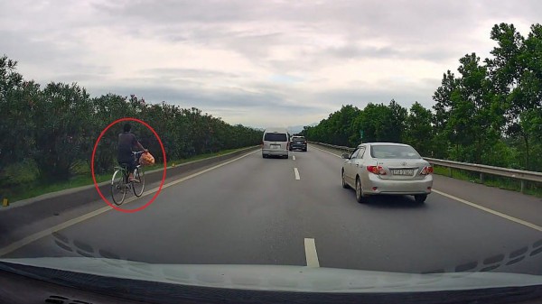 Người đàn ông thản nhiên đạp xe trên cao tốc: Nhiều tài xế ô tô bàng hoàng!