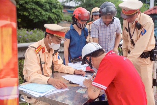 Người vi phạm bỏ xe rời đi: CSGT có đủ điều kiện niêm phong phương tiện?