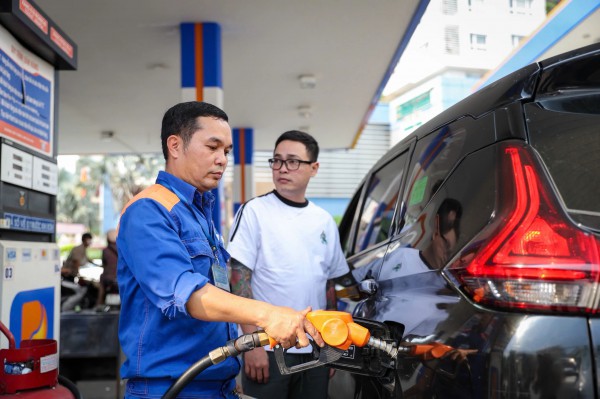 Nhiều hãng xe lên tiếng: Ô tô, xe máy nào 'sống khỏe' với xăng E10? Nhiều hãng xe lên tiếng: Ô tô, xe máy nào 'sống khỏe' với xăng E10?