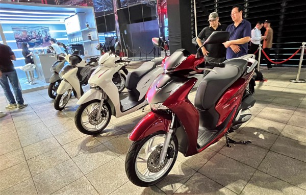 Nhiều hãng xe lên tiếng: Ô tô, xe máy nào 'sống khỏe' với xăng E10? Nhiều hãng xe lên tiếng: Ô tô, xe máy nào 'sống khỏe' với xăng E10?