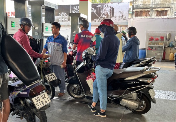Nhiều hãng xe lên tiếng: Ô tô, xe máy nào 'sống khỏe' với xăng E10? Nhiều hãng xe lên tiếng: Ô tô, xe máy nào 'sống khỏe' với xăng E10?