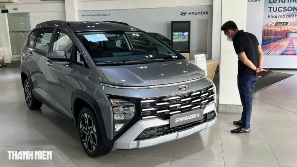 Nhiều mẫu ô tô mới đời cũ tồn kho giảm giá cả trăm triệu đồng