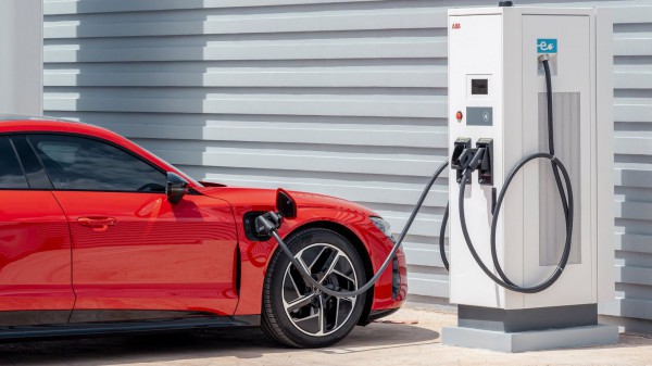 Nhiều người dùng ô tô điện chọn xe động cơ đốt trong khi mua phương tiện mới
