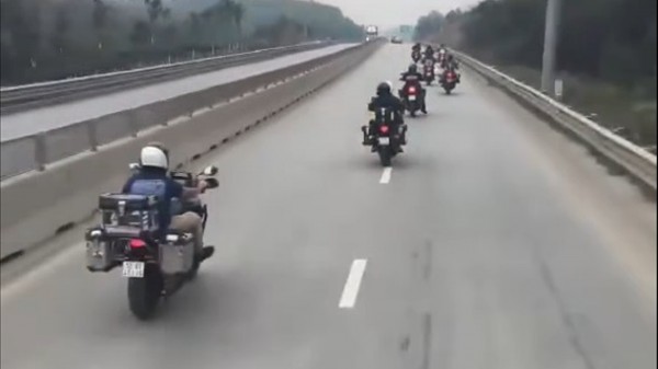 Nhóm 'biker' người nước ngoài bị CSGT phạt vì lái xe phân khối lớn vào cao tốc