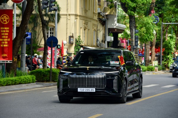 Những chi tiết xa xỉ bậc nhất trên Lạc Hồng 900 LX