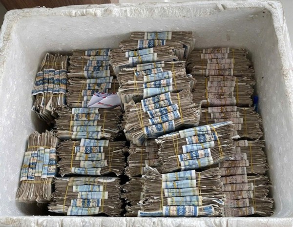 Những khách hàng đặc biệt mang hàng chục cân tiền lẻ đi mua xe Những khách hàng đặc biệt mang hàng chục cân tiền lẻ đi mua xe