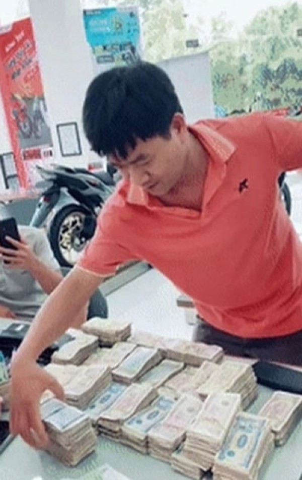 Những khách hàng đặc biệt mang hàng chục cân tiền lẻ đi mua xe Những khách hàng đặc biệt mang hàng chục cân tiền lẻ đi mua xe