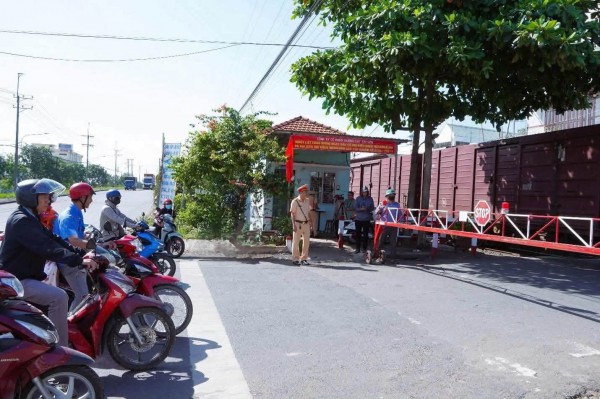 Những lỗi người điều khiển xe máy, ô tô hay mắc phải khi đứng gần đường tàu?