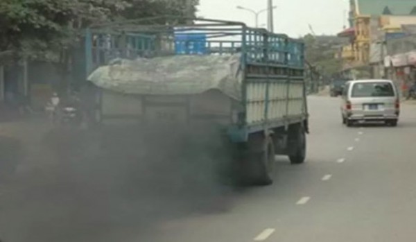 Nỗi ám ảnh xe tải xả khói đen trên đường phố