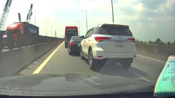 Phẫn nộ ô tô chạy 'loi nhoi', liên tục chuyển làn ẩu trên cao tốc Phẫn nộ ô tô chạy 'loi nhoi', liên tục chuyển làn ẩu trên cao tốc