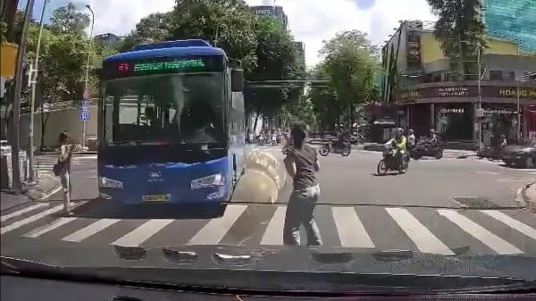 Phẫn nộ xe buýt cố vượt đèn đỏ, suýt tông trúng người đi bộ qua đường Phẫn nộ xe buýt cố vượt đèn đỏ, suýt tông trúng người đi bộ qua đường