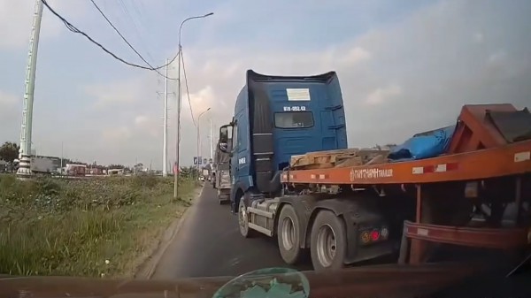 Phẫn nộ xe đầu kéo cố tình tạt đầu, ép ô tô con vào lề đường