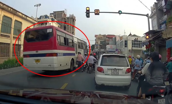 Phẫn nộ xe khách chạy ẩu, suýt chèn trúng xe máy đang dừng chờ đèn đỏ