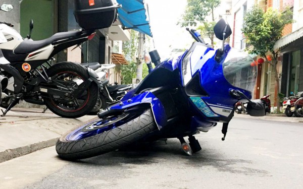 Rủi ro khi lắp gù chống đổ 'rởm' cho mô tô, xe máy Rủi ro khi lắp gù chống đổ 'rởm' cho mô tô, xe máy