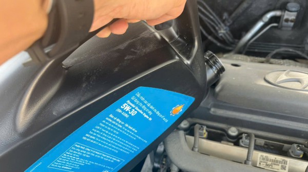 Rủi ro khi thay dầu động cơ không đúng chuẩn cho xe hybrid Rủi ro khi thay dầu động cơ không đúng chuẩn cho xe hybrid