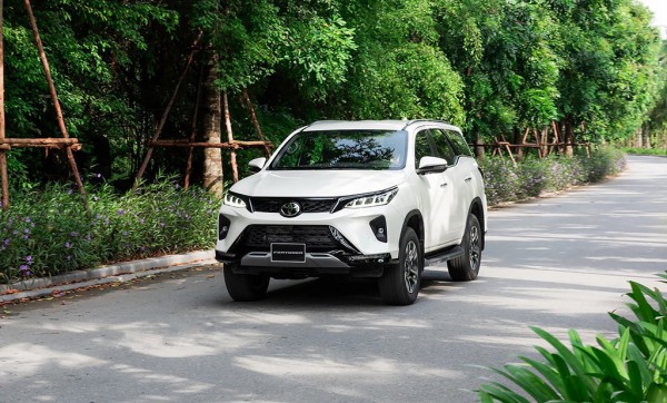 SUV 7 chỗ: Doanh số Ford Everest tiếp tục bỏ xa Toyota Fortuner