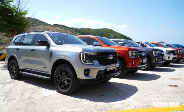 SUV 7 chỗ: Ford Everest 'cuỗm' gần hết thị phần