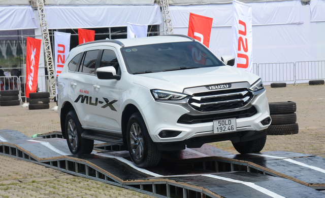 SUV 7 chỗ: Miệt mài giảm giá, Toyota Fortuner vẫn ‘bất lực’ bám đuổi Ford Everest SUV 7 chỗ: Miệt mài giảm giá, Toyota Fortuner vẫn ‘bất lực’ bám đuổi Ford Everest