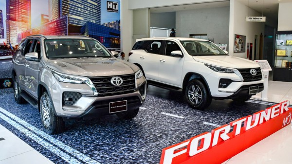 SUV 7 chỗ: Vị thế đảo chiều, Ford Everest áp đảo Toyota Fortuner nửa đầu năm 2023