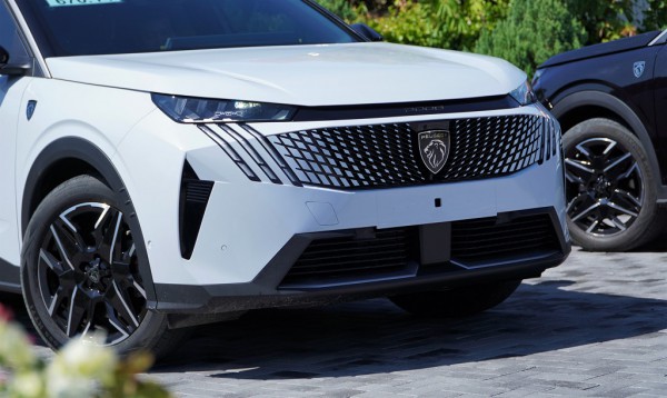SUV châu Âu Peugeot 3008 mới tại Việt Nam có 2 phiên bản, giá từ 1,279 tỉ SUV châu Âu Peugeot 3008 mới tại Việt Nam có 2 phiên bản, giá từ 1,279 tỉ