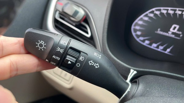 Sai lầm phổ biến của tài xế khi gạt đèn xi-nhan trong quá trình vượt ô tô Sai lầm phổ biến của tài xế khi gạt đèn xi-nhan trong quá trình vượt ô tô