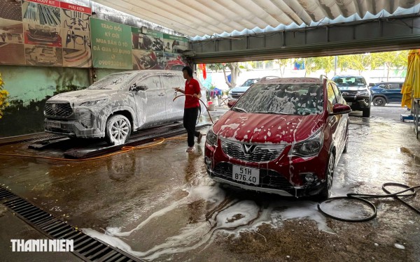 Sau tết nên tự rửa xe ô tô hay mang ra dịch vụ chuyên nghiệp?