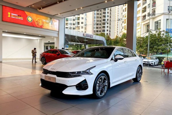 Sedan hạng D: Toyota Camry ‘giậm chân tại chỗ’, Kia K5 bất ngờ tăng trưởng