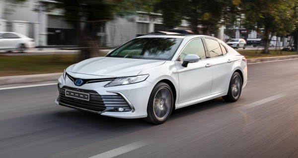 Sedan hạng D: Toyota Camry ‘giậm chân tại chỗ’, Kia K5 bất ngờ tăng trưởng