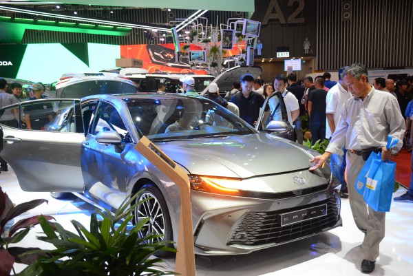 Sedan 'xịn' nhất của Toyota tăng gấp đôi ưu đãi, giảm giá hơn 150 triệu đồng Sedan 'xịn' nhất của Toyota tăng gấp đôi ưu đãi, giảm giá hơn 150 triệu đồng