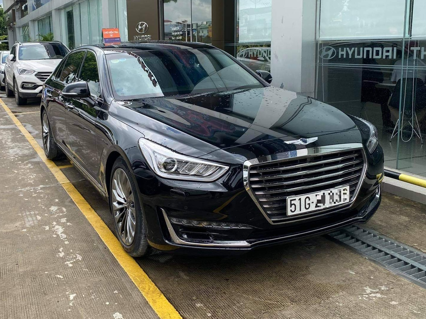 ‘Soi’ Genesis G90, xe hiếm ‘đấu’ Mercedes S-Class tại Việt Nam