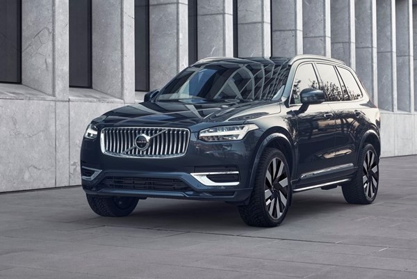 Tai nạn khiến Volvo XC 90 bị vò nát, tại sao tài xế vẫn bình an vô sự?