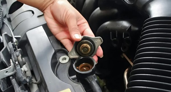 Tại sao không được mở nắp két nước khi động cơ ô tô đang hoạt động?