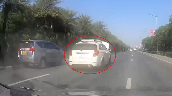 Tài xế dừng, đỗ ô tô giữa cao tốc không thèm đặt biển cảnh báo Tài xế dừng, đỗ ô tô giữa cao tốc không thèm đặt biển cảnh báo